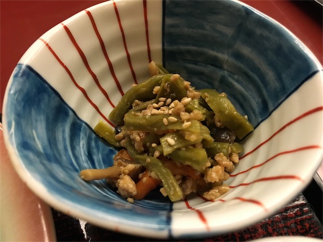 小鉢。緑の何か(^_^;)、お肉とにんじんとゴマと…。これがご飯の一番のおかずになってたかも