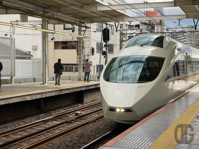 町田駅3番線に入線する白いロマンスカーVSE（50001編成）。記念装飾されてます。