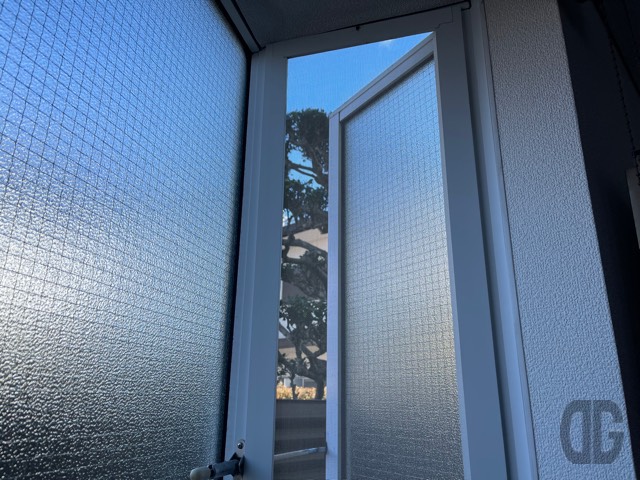 作業部屋の出窓。今日は風が強くて寒かった