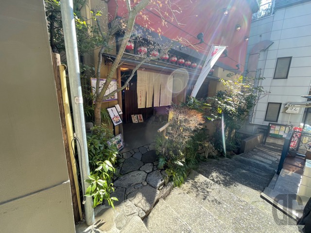 別亭鳥茶屋と前の階段の小道