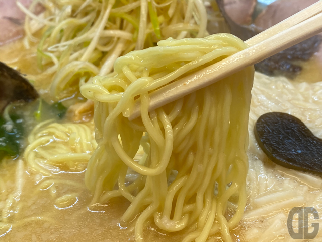 麺が細麺なのが壱発ラーメンの特徴。スープが麺によく絡んで美味しさアップ